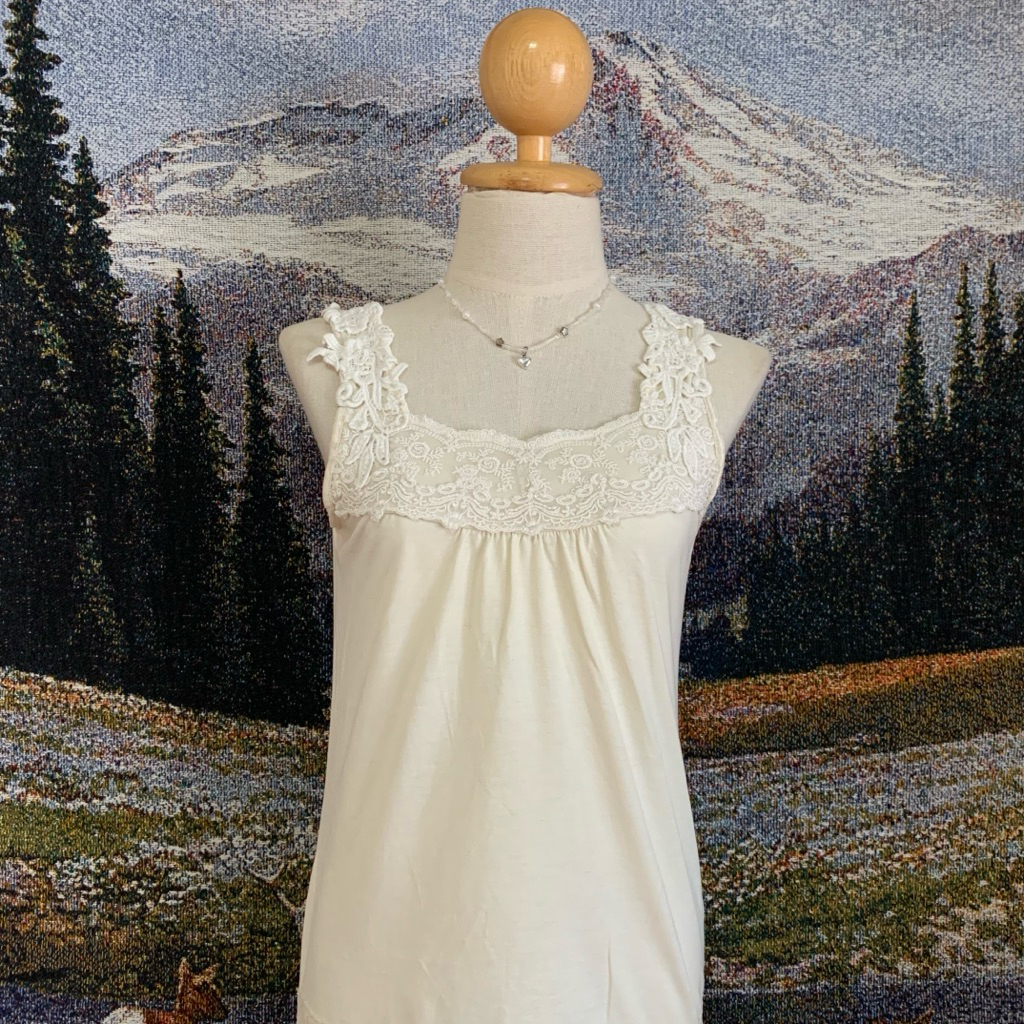 [มือสอง] เสื้อกล้าม สีครีม แต่งลูกไม้ axes femme