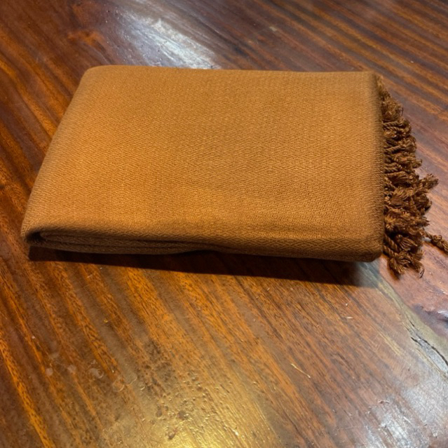 ผ้าคลุมไหล่สีแก่นบวร 4เส้นทอมืออย่างประณีต นุ่มพิเศษ 100×200ซม.