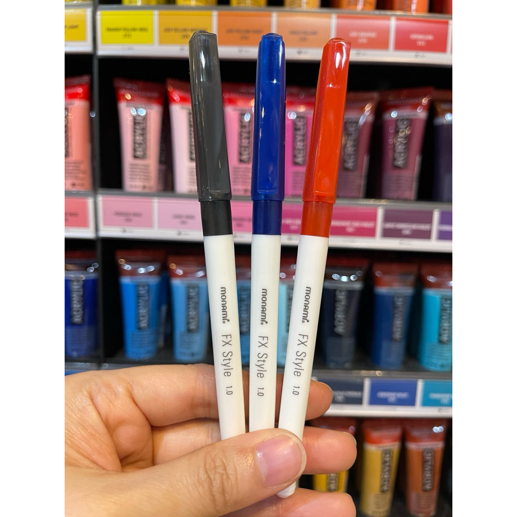 [สินค้าฟรี เมื่อซื้อ Momami ครบ 300 บาทขึ้นไป] รับปากกาลูกลื่นสีหมึกตามสีด้าม 1.0 มม. ฟรี 1 ด้าม