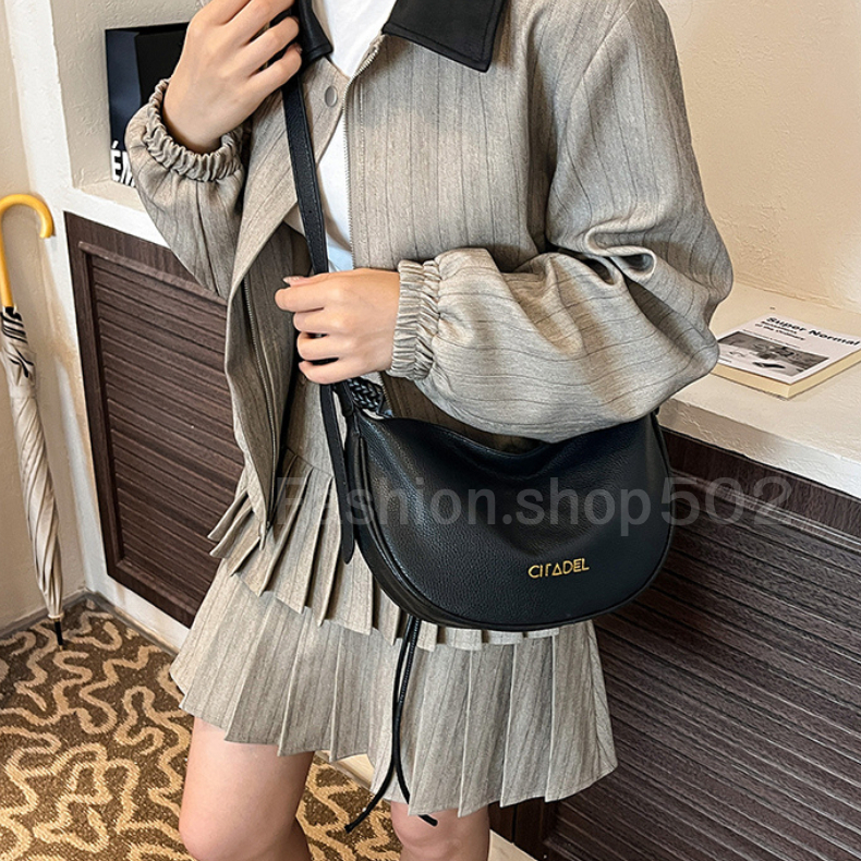fashion.shop502  กระเป๋าสะพายข้าง กระเป๋าถือทรงโค้ง สกีนชื่อร้าน ปรับสายได้ หนังPUทรงสวย   มีบริการส่งด่วน B-060