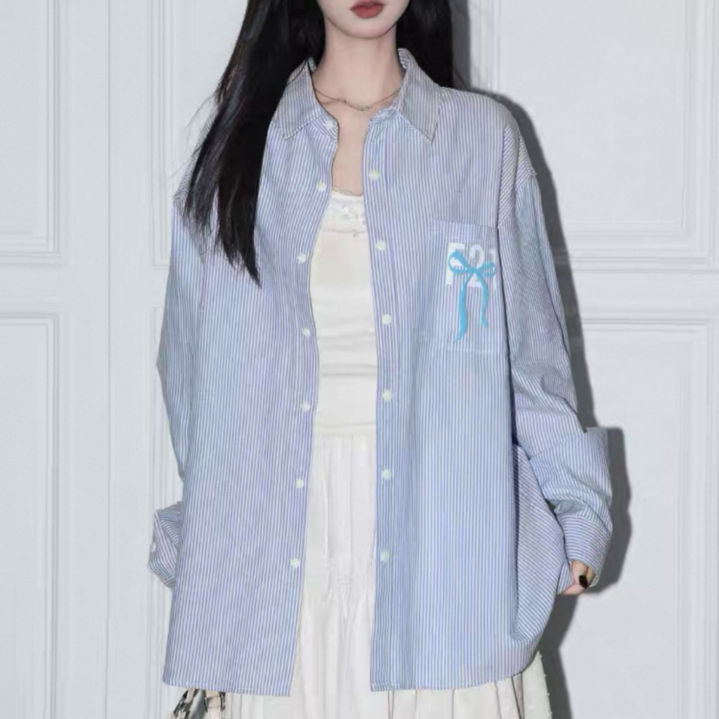 เสื้อเชิ้ตแขนยาวลายทางเล็ก สีพาสเทลน่ารักสดใส ดีเทลสกรีนโบว์ตรงกระเป๋า ทรง Oversize #MO8019
