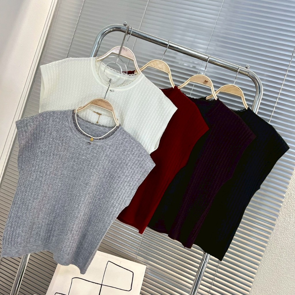 C030 Luna Knit (ลูน่า นิต ) เสื้อไหมพรมแขนสั้นแต่งดีเทลลูกไม้คอ ผ้าใหมพรมขนกระต่าย