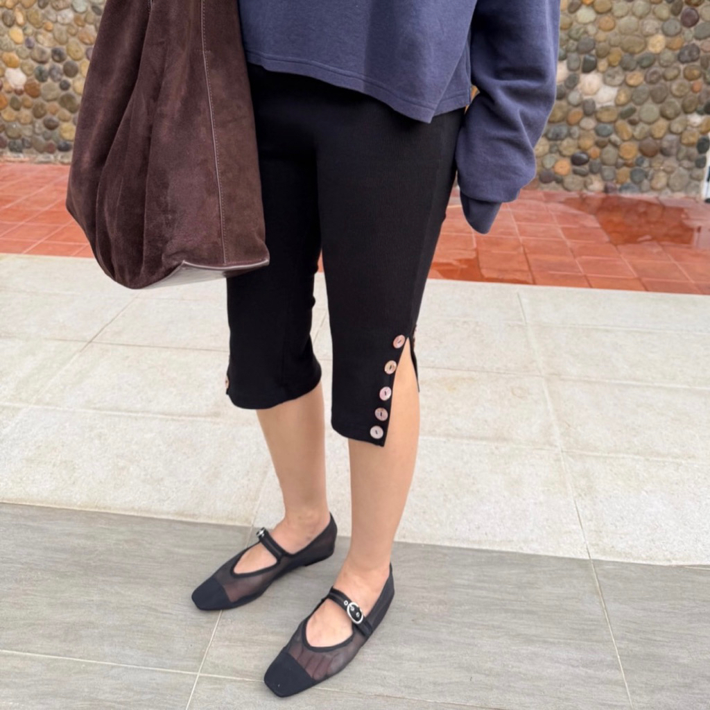 (เติมแล้วค่ะ) PERLE CAPRI PANTS กางเกงคาพริ รุ่นแต่งกระดุม (Littlebitbyjj) – โปรปัง
