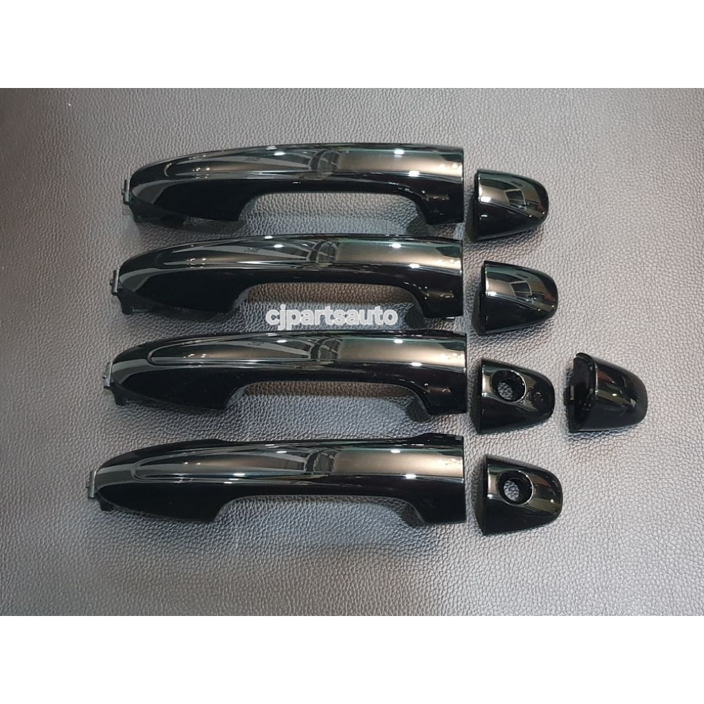 มือเปิดประตูสีดำเงา TOYOTA REVO REVO ROCCO สีดำเงา Piano Black 4 ประตู ( ไม่ท๊อป ) ไม่มีปุ่มกด ไฮลักษ์ รีโว้  2015-2025