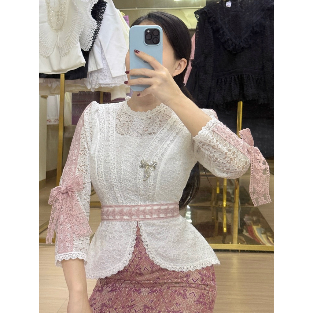 เสื้อลูกไม้แต่งลูกไม้ปักฉลุอัดกาวทั้งตัวคาดโบว์สีชมพูกะปิใส่แล้วไม่คันงานซิปหลัง