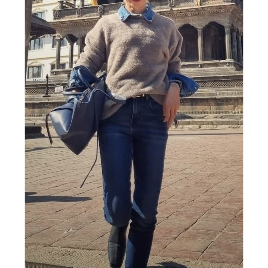 เสื้อ fuzzy crewneck sweater ไซส์ xs ยี่ห้อ M&S (Marks & Spencer) มือสอง