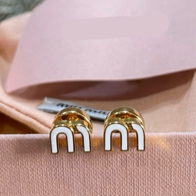 🔥รีสต้อก🔥ต่างหูอักษรขาว ⚪️ M WHITE EARRINGs