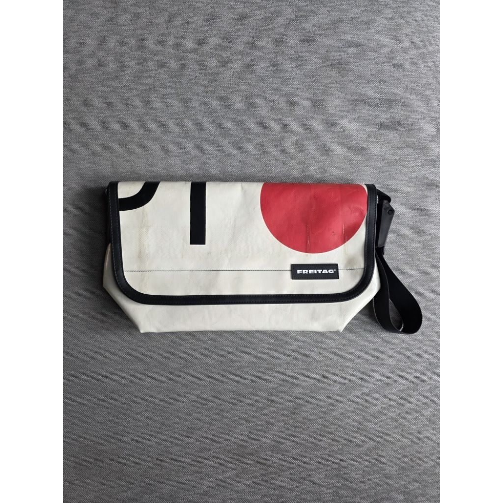 Freitag F42 Surfside 6 ดำล้วน มือ 1 tag ห้อย ผ้าขาวลายจุดแดงธงชาติญี่ปุ่น ผ้าหนาตั้งเป็นทรงสวย