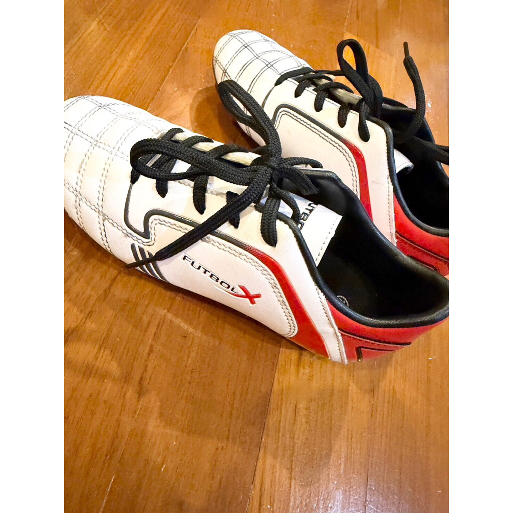 รองเท้าฟุตบอลเด็ก size 13.5 UK มือสอง