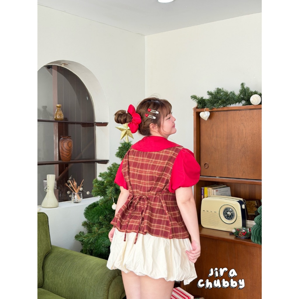Red Pookie – เสื้อสาวอวบ สีแดงแต่งลายสก็อต อกฟรีไซส์ 38-50 นิ้ว เสื้อไซส์ใหญ่ เสื้อสาวอวบ #คริสมาสต์ ราคา ถูกที่สุด ดีลบีเคเค แกลเลอรีภาพที่ 5