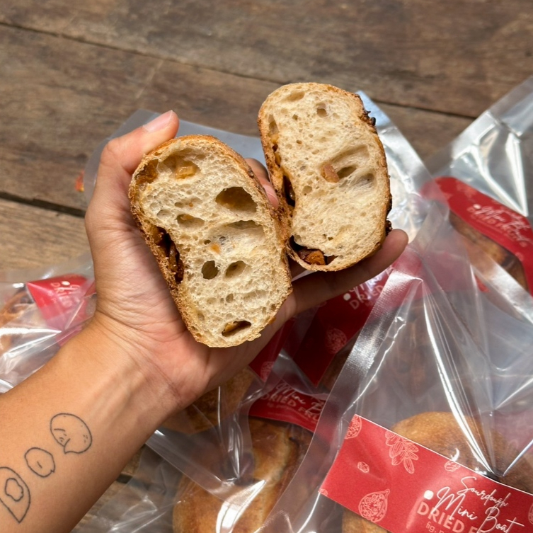 MINI Sourdough Fig & Rasin Cinnamon with Dried Fruits Bread 100g. (ขนมปังเปลือกแข็งซาวโดว์มินิยีสต์ธรรมชาติรสผลไม้แห้ง)