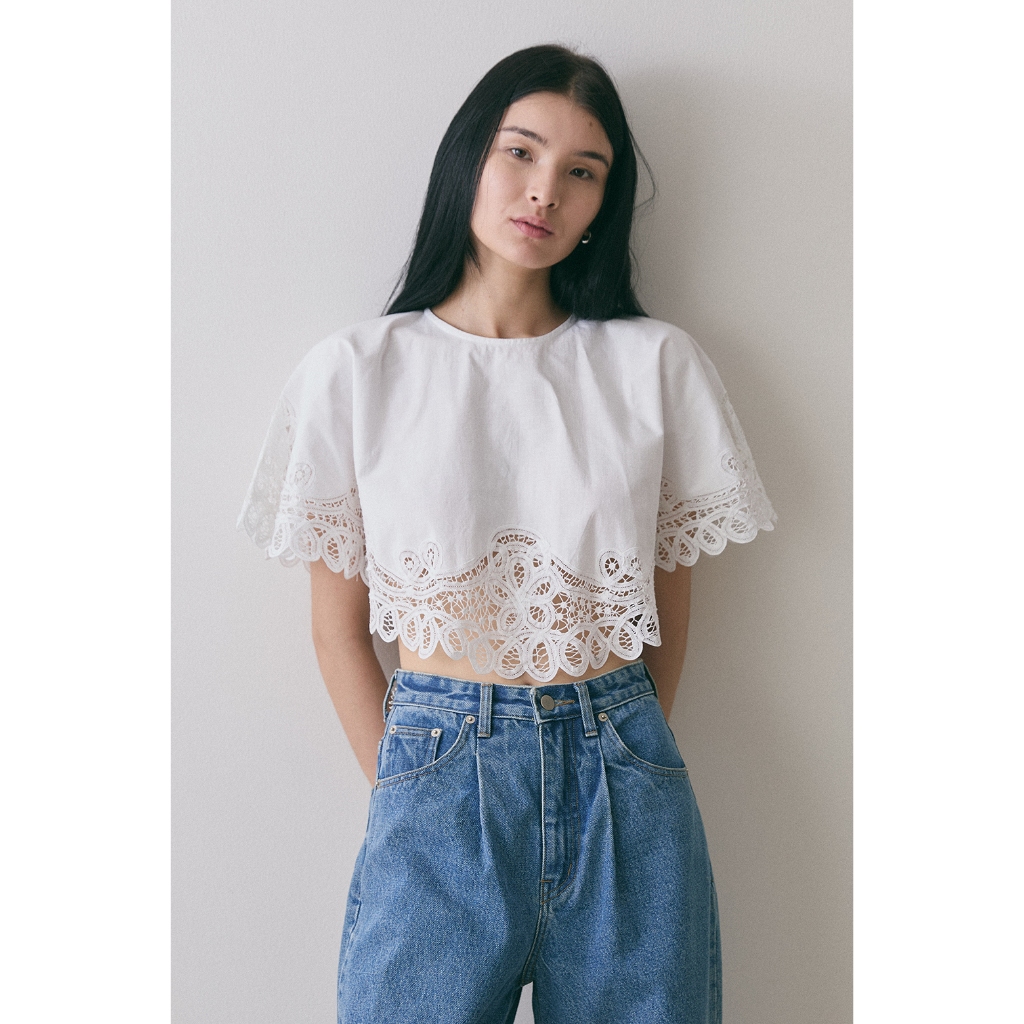 (พร้อมส่ง ) Perana เสื้อลูกไม้ Judy Crop ( สีขาว - ผ้าลินิน Vintage ผสมงานลูกไมัถัก)