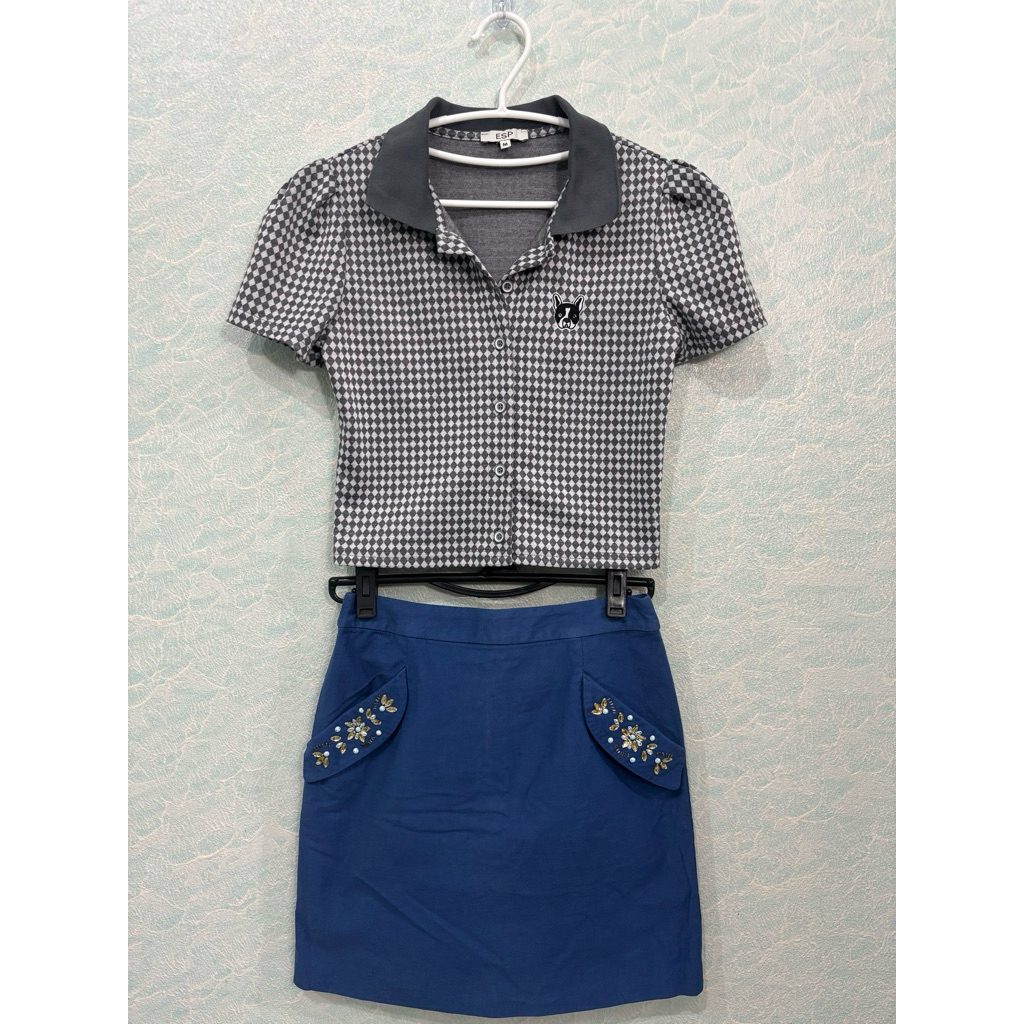 เสื้อครอปคอปกสีเทาแบรนด์EPS(ไม่รวมกระโปรง)เติมเต็มความน่ารักด้วยโลโก้น้องหมาเฟรนส์บลูด็อก