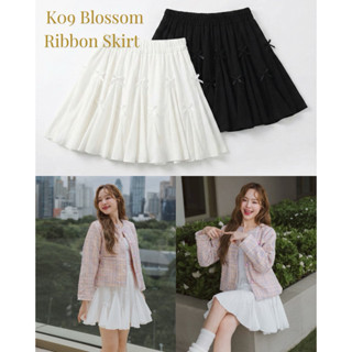 K09 Blossom Ribbon Skirt  (กระโปรงแต่งโบว์เล็ก ๆ ทรงบาน น่าร…