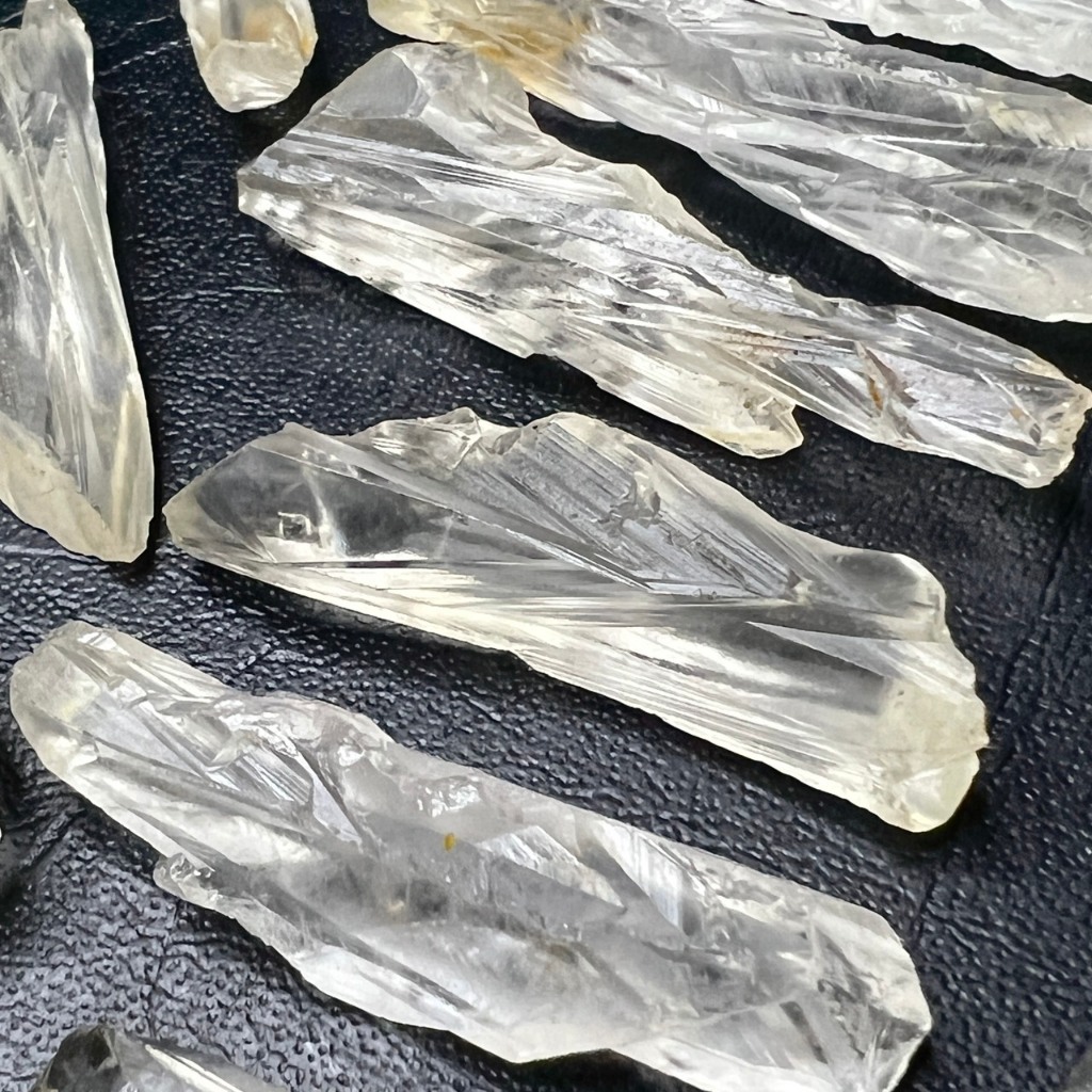 Grow Interference Quartz ก้อนmini แร่ดิบ เลือกก้อนได้ (Master Quartz) หินธรรมชาติ