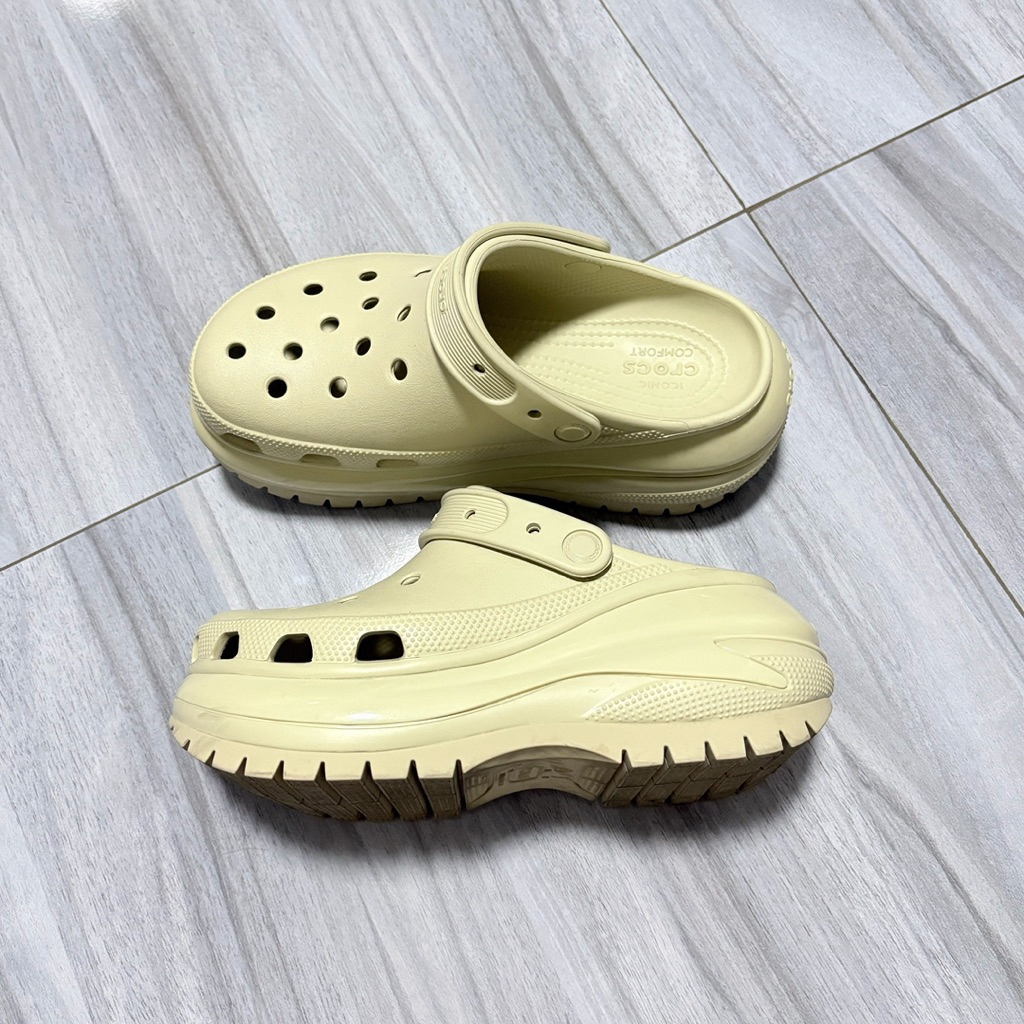 ส่งต่อ Crocs รุ่น Classic Mega Crush ไซส์ M6/W8 (24.5-25 cm)