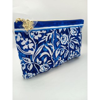 กระเป๋าเครื่องสำอางเอสเต้ ผ้าพิมพ์ลายดอกไม้สีขาว พื้นสีน้ำเง…