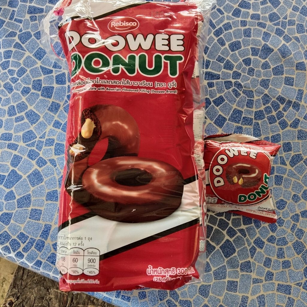 DOOWEE DONUT โดนัทเคลือบช็อกโกแลกตสอดไส้ลาวาเรียน (ตรา ดูวี) ขนาด 28 กรัม