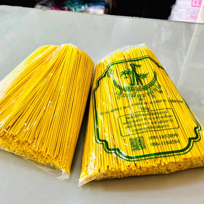 ต้นไผ่ เส้นหมี่เหลืองห่อใหญ่ 1,5 ห่อ หมี่เหลืองแม่สาย อบแห้ง เส้นหมี่ไข่ เส้นราดหน้า เส้นก๋วยเตี๋ยว