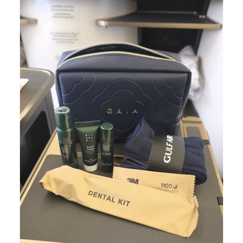 กระเป๋า Amenity Kit ของใหม่100% ไม่ผ่านการแกะใช้งาน ในถุงซีล  จาก Business Class สายการบิน Gulf Air 