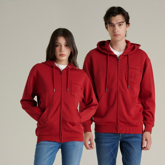 Mc JEANS เสื้อกันหนาว ฮู้ดดี้ Unisex แขนยาว สีแดงเลือดหมู MJHZ250 ใช้เทคนิคปั้มน