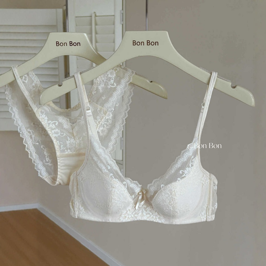 ชุดชั้นในลูกไม้แบบเซ็กซี่ ดันทรงและยกกระชับหน้าอกเล็ก ดีไซน์บางเฉียบ มีโครงเหล็กนุ่มช่วยยกกระชับและทำให้หน้าอกดูใหญ่ขึ้น