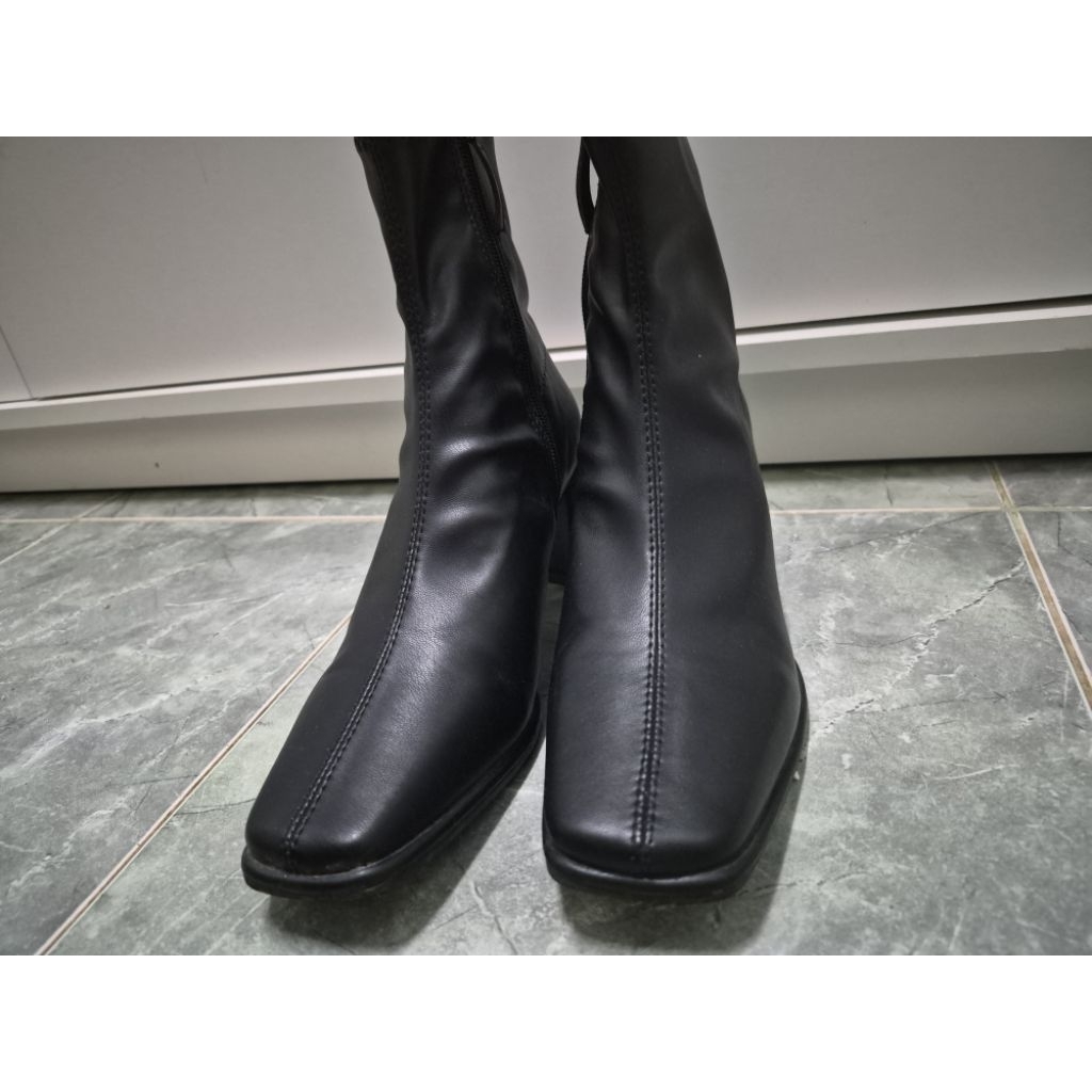 square-toe boots with side zippers จากร้าน wear.soul รองเท้าบูธมือสอง ไซส์ 36