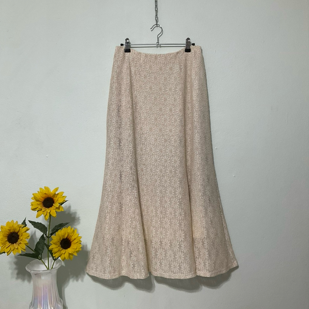 SK416 กระโปรงผ้าถัก GU สีครีมไซส์ L เอว28ตึงสุด42“ยาว35”สวยมาก