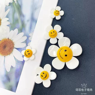 💦พร้อมส่ง💦 ตัวติดรองเท้า จิ๊บบิท Jibbitz ดอกเดซี่🌼 Lovely Daisy มีให้เลือก 4 ขนาด (ราคาต่อ 1 ชิ้น) วัสดุทำจากอะคริลิค
