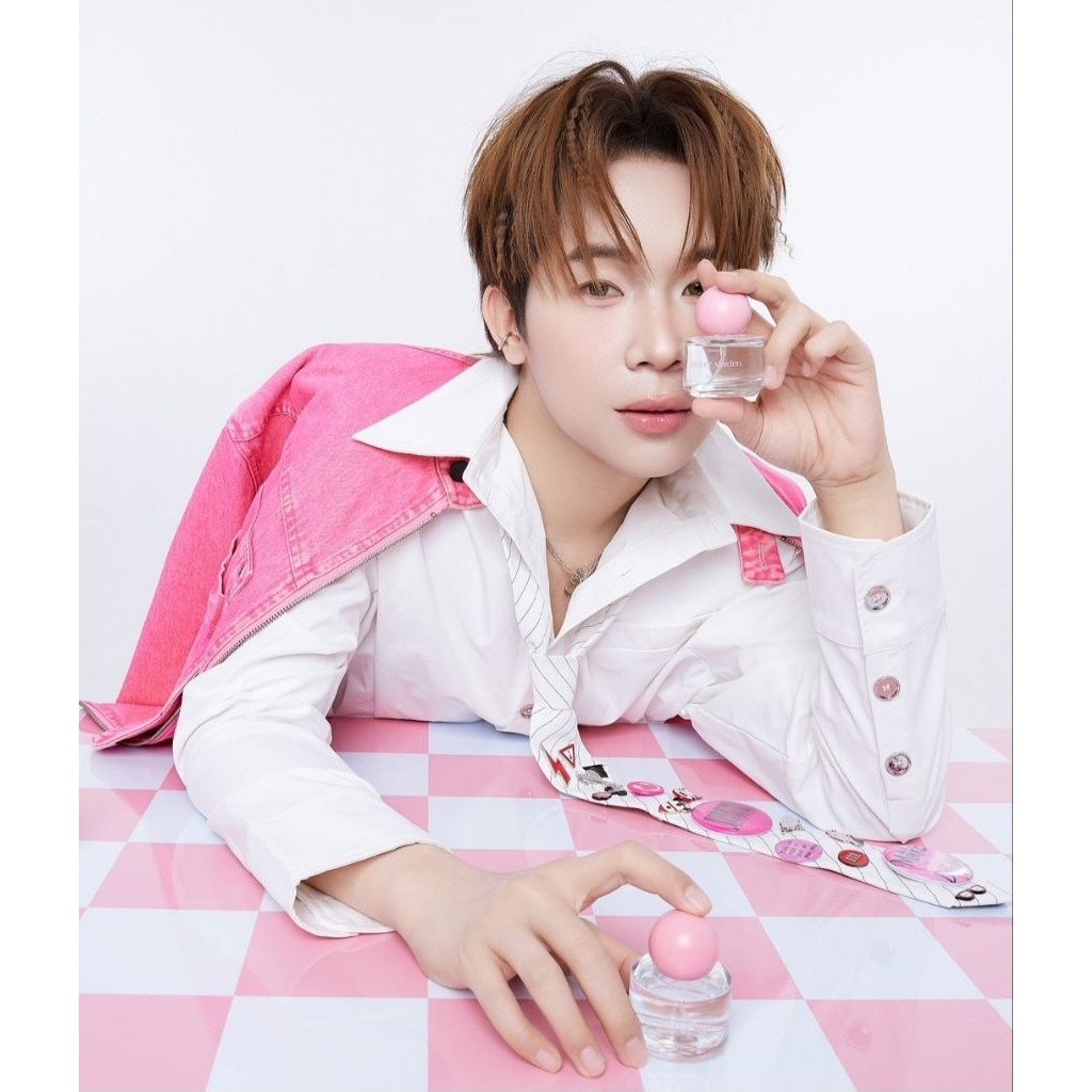 น้ำหอมแจ่มใสแอมเบอร์ เมเดินเพอร์ฟูมสีชมพู Amber Maiden Jamsai  30 ml.