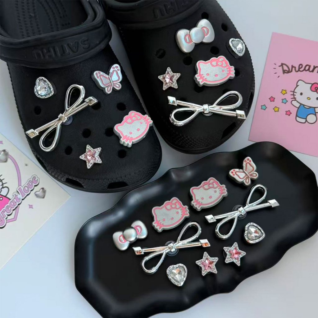 ตัวติดรองเท้า การ์ตูนแมวน่ารัก 10 ชิ้น ของตกแต่งรองเท้าหยอดรู แบบ DIY วัสดุ ABS