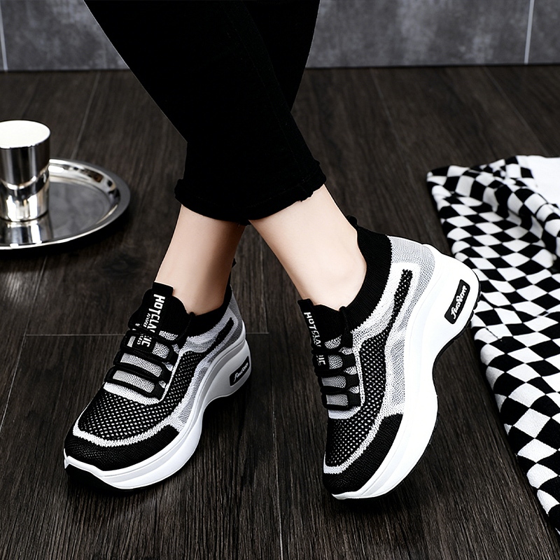 Kicks  รองเท้าผู้หญิงรุ่นใหม่ส่งจากไทย ส้นตึกพื้นหนา กันลื่น ระบายอากาศดี มีหลายสี เพิ่มความสูงสำหรับสาวไซส์เล็ก