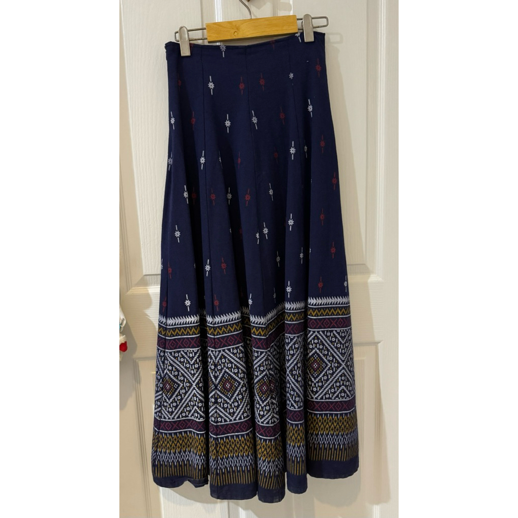 ปล่อยต่อ💕กระโปรงตีนจก ลายเพชร เอว26 จากlada lanna collection