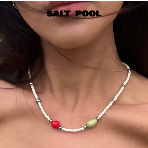 SALT POOL Olive Salad Necklace สร้อยลูกปัดหิน Howlite สีขาว คั่นด้วยลูกปัดสีแดง สีเขียว และ หิน Hematite สีเงิน