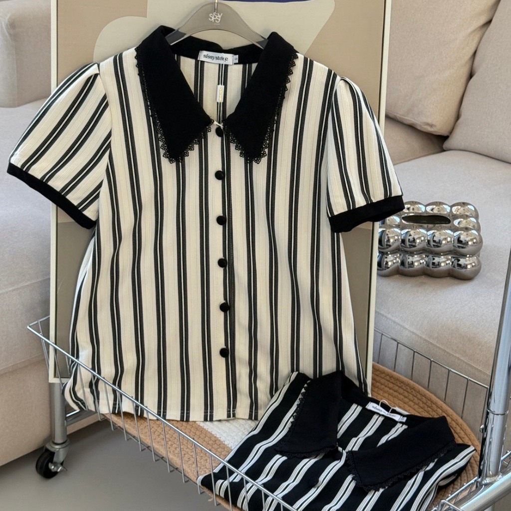 SISSY : เสื้อแขนสั้น คอปกแหลม (S-XXL) แต่งขอบลูกไม้  กระดุมหน้า ใช้งานได้จริง ผ้านุ่ม ใส่สบาย