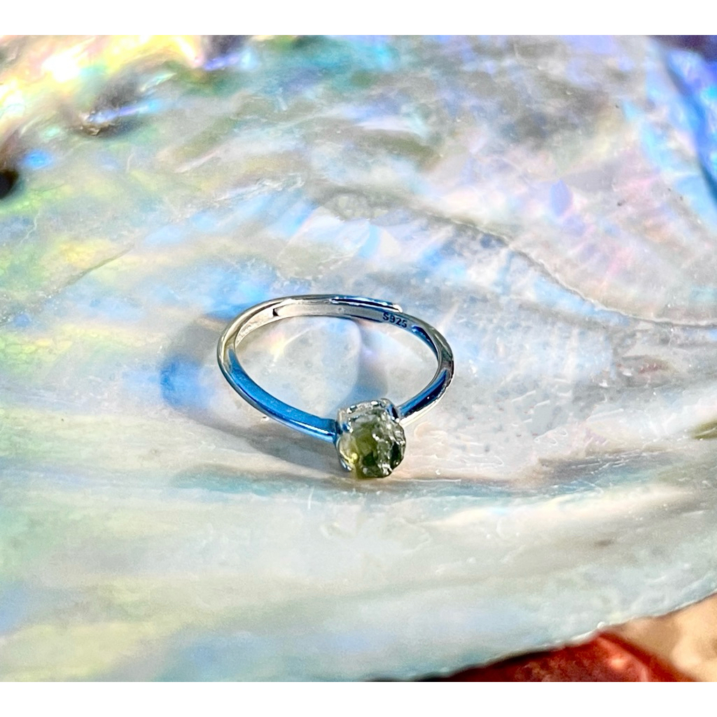 แหวนโมลดาไวต์(Moldavite)ตัวเรือนเงินแท้925 ปรับขนาดได้