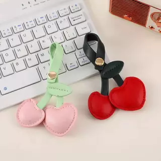 ส่งด่วน GUCSELECTED(B2471) พวงกุญแจ จี้ตุ๊กตาเชอร์รี่หัวใจสีแดง หนังพียูสําหรับห้อยกระเป๋า