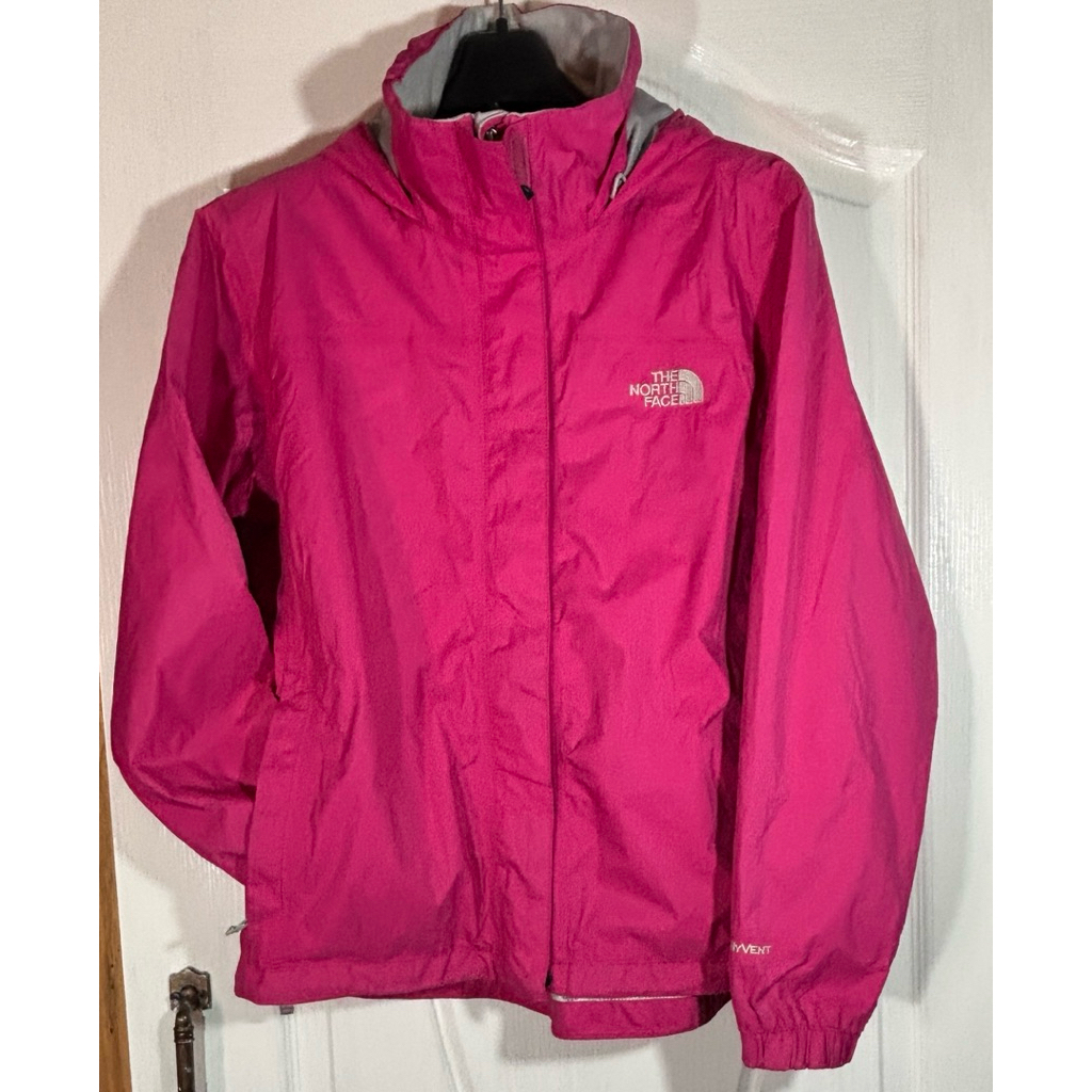 เสื้อกันน้ำ the north face hyvent แท้มือสอง สีชมพู  อก 44 ยาว 24นิ้ว ป้าย m womens ตำหนิลอกตรงคอด้าน