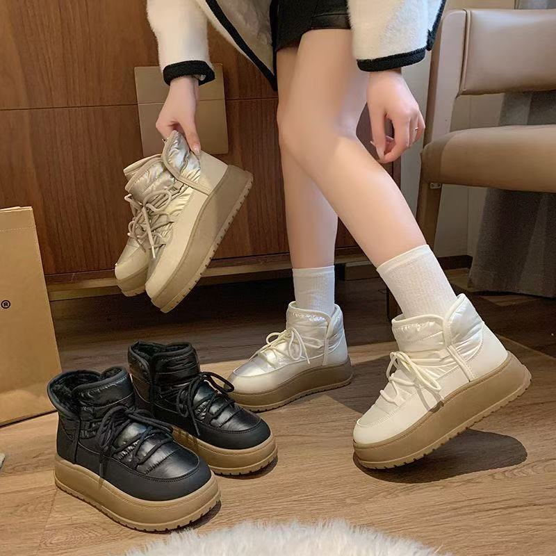 A large number of spot goodsเทรนด์ รองเท้าบูท รองเท้าหิมะสไตล์ใหม่ฤดูหนาวจับคู่สีสบายๆ คุณสามารถสวมใส่และเดินบนหิมะได้