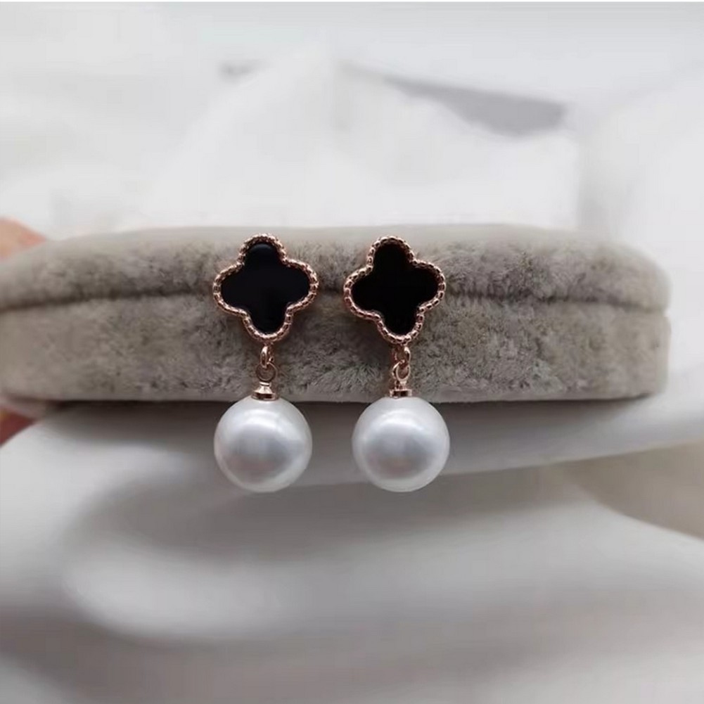 QK Jewelry ต่างหูมุกรูปใบโคลเวอร์สี่แฉก ดีไซน์หรูหราและมีสไตล์ ชุบทองคำแท้ และใช้เข็มเงินสเตอร์ลิง 925 ราคา ถูกที่สุด ดีลบีเคเค แกลเลอรีภาพที่ 4