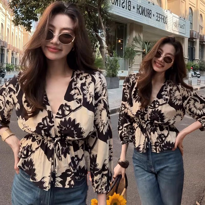 W698 เสื้อเชิ้ตแขนสามส่วนพิมพ์ลายเรโทรใหม่สำหรับผู้หญิง คอวี ดีไซน์ผูกเอว เหมาะสำหรับใส่ในฤดูร้อน