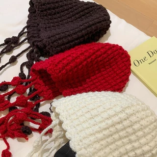 หมวกไหมพรม งานถักสานสายยาว มีสไตล์ มีพู่ประดับ มีหลายสีให้เลือก ที่ปิดหู น่ารัก ทำให้ใบหน้าดูเล็กลง