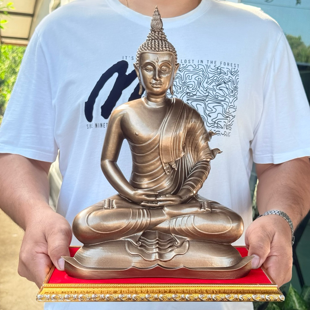 พระพุทธรูปปางสมาธิ แร่เหล็กน้ำพี้ ขนาดฐานกว้าง9.5นิ้ว หน้าตัก9นิ้ว สูง15นิ้วออกแบบด้วยระบบ3Dละเอียดคมชัดแถมมฟรีฐานรองพระ