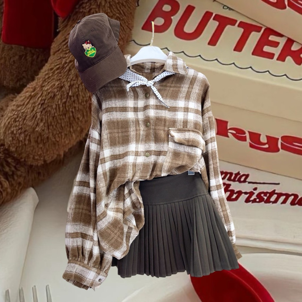 plaid shirt.☁️🤎 เสื้อเชิ๊ตคอปก แขนยาว เนื้อผ้าลาย plaid ผ้าแบบหนานุ่ม มี texture สีโทนน้ำตาล น่ารักมาก ใส่คลุม - รูปที่ 2