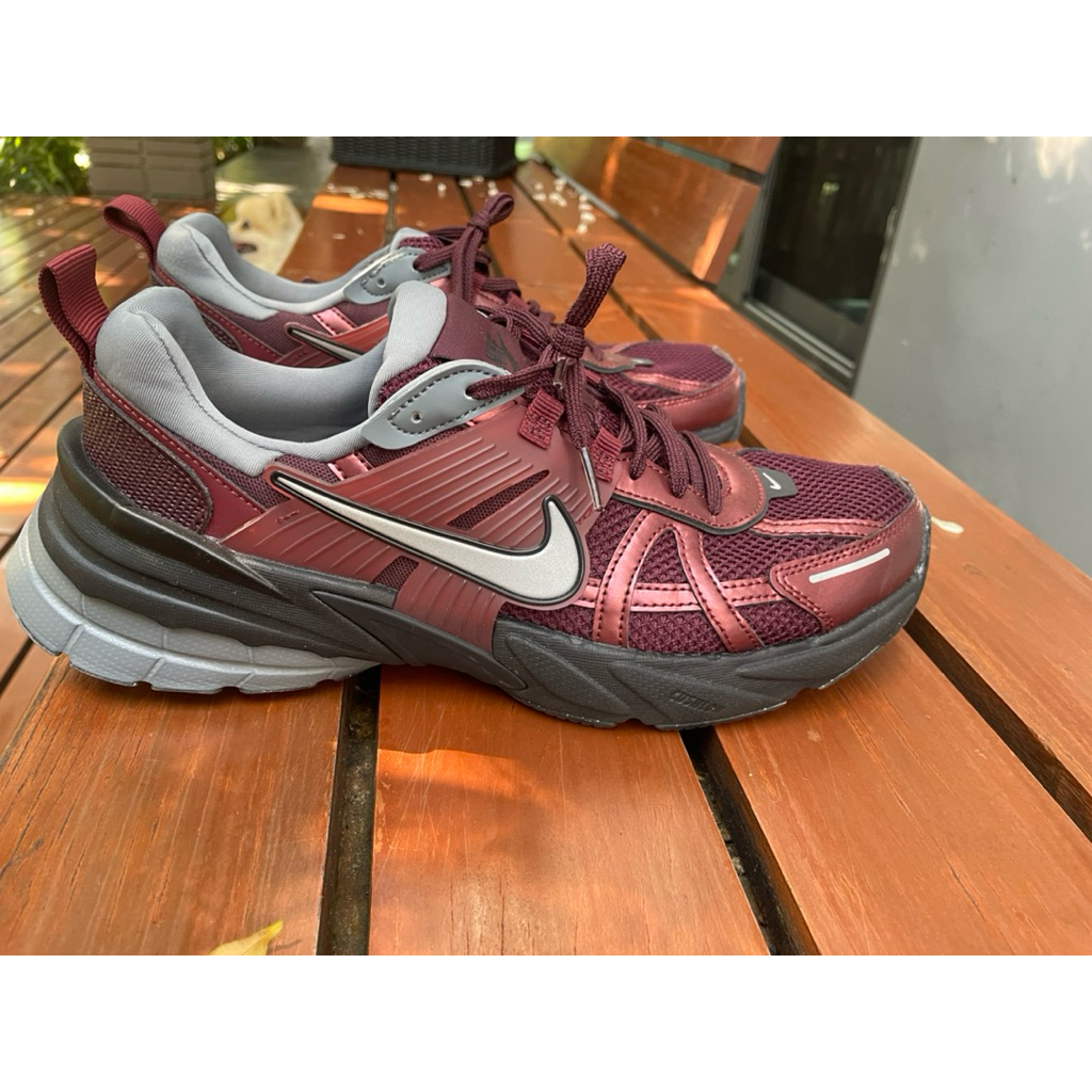 Nike V2K run สี Burgundy crush/metallic silver US9.5