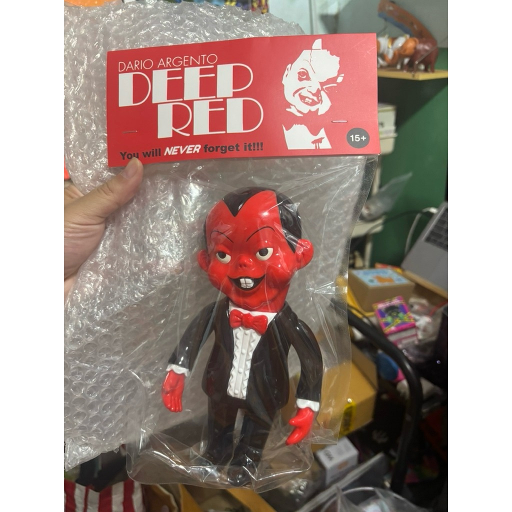 headlock studio x unbox industries deep red dcon2025