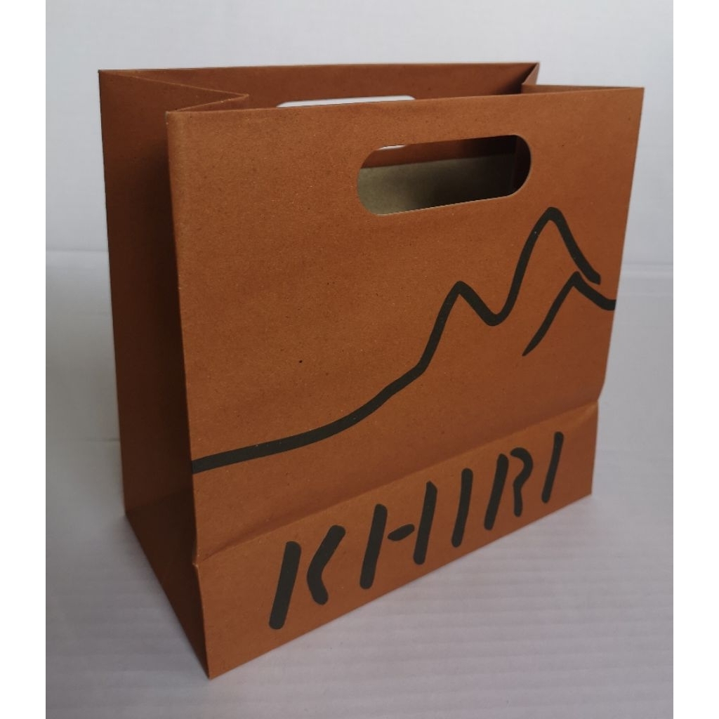 ถุงกระดาษ​จากร้าน​ KHIRI ร้านขนมใน Emsphere