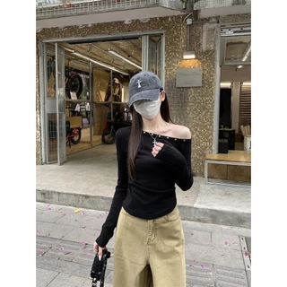 เสื้อยืดแขนยาว ทรงสลิม สีขาว เปิดไหล่ มีหัวเข็มขัดโลหะ เซ็กซี่และหลากหลายY124