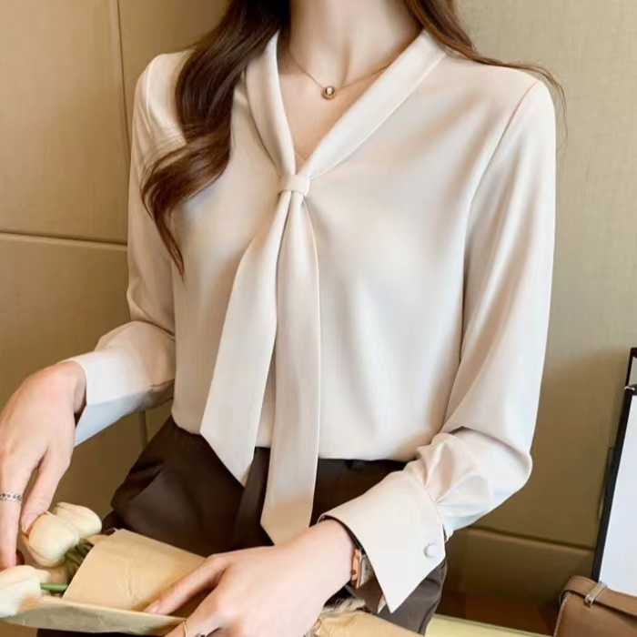 เสื้อแขนยาวผู้หญิง คอวี หน้าโบว์ สีขาว