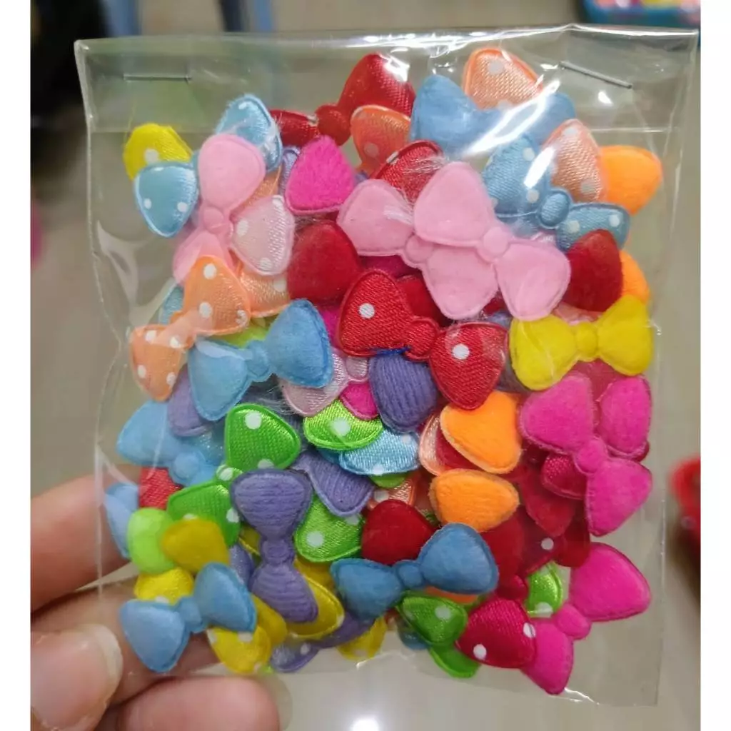 โบว์ผ้าปั้มลายสก๊อต ลายจุด โบว์ปั้มมีหาง โบว์ผ้าจิ๋ว ห่อละ 100ชิ้น ใช่ตกแต่งชิ้นงานต่างๆ